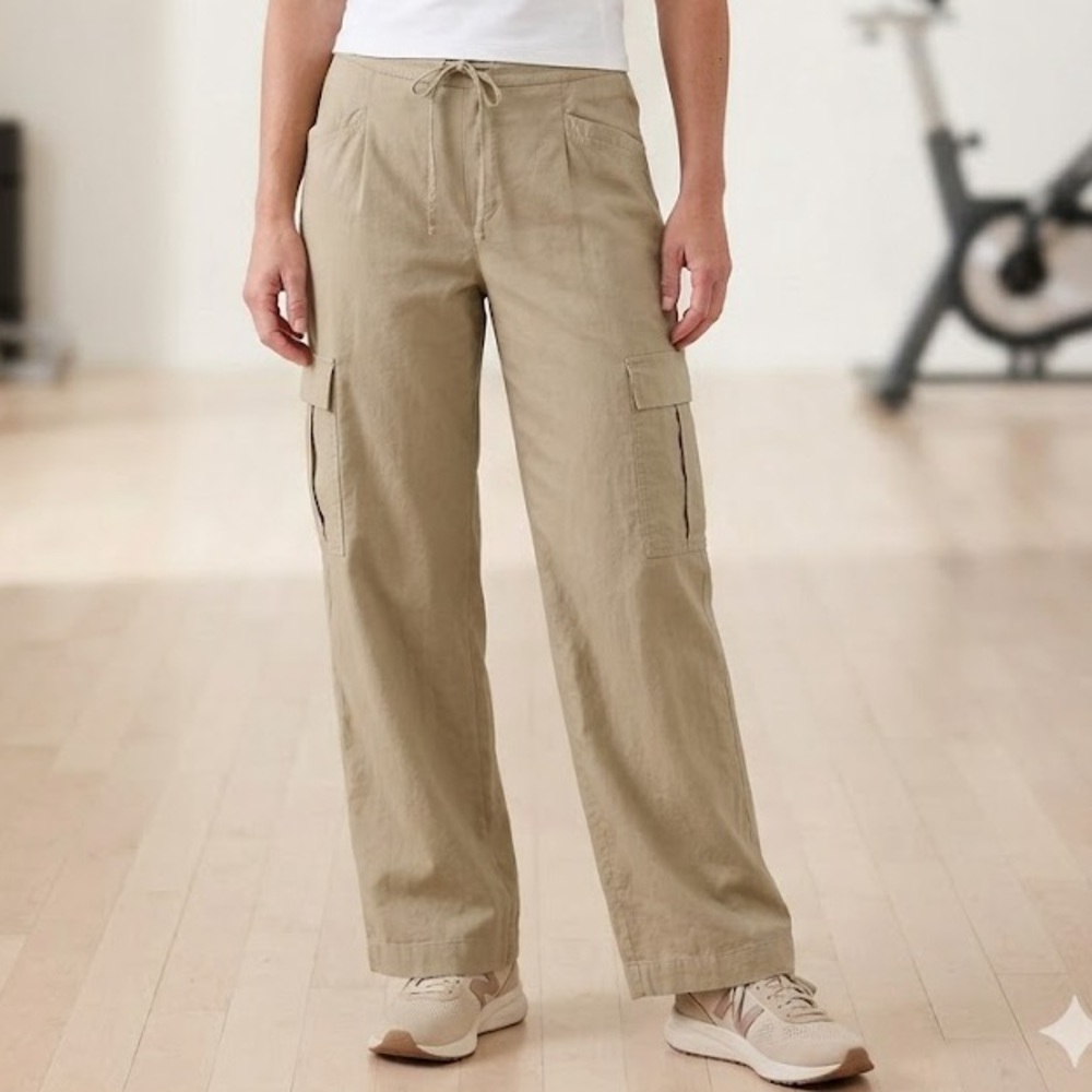 Athleta Cargo Pants Lightweight Tan / Khaki - Size Medium